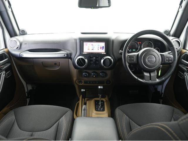 ジープ・ラングラーアンリミテッド サハラ　後期モデル・ブラウンインテリア・カロッツェリアナビ・バックカメラ・自動防眩ミラー・純正１８インチアルミホイール・フルセグＴＶ・Ｂｌｕｅｔｏｏｔｈ・ＣＤ／ＤＶＤ・ヒルディセント・トランスファーレバー（5枚目）