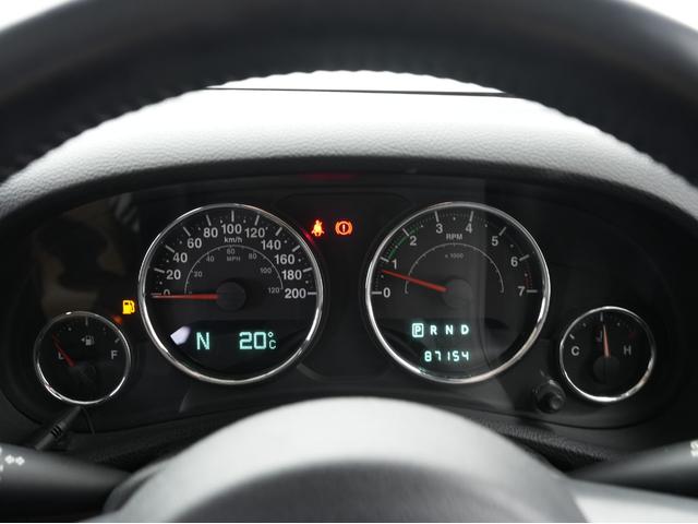 ジープ・ラングラーアンリミテッド サハラ　後期モデル・ブラウンインテリア・カロッツェリアナビ・バックカメラ・自動防眩ミラー・純正１８インチアルミホイール・フルセグＴＶ・Ｂｌｕｅｔｏｏｔｈ・ＣＤ／ＤＶＤ・ヒルディセント・トランスファーレバー（6枚目）