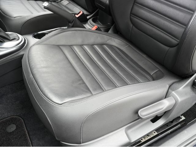 ザ・ビートル デザインマイスター 後期モデル・黒本革シート・プッシュスタート・純正ナビ・フルセグTV・Bluetooth・バックカメラ・BSM・クルーズコントロール・パドルシフト・オートライト・オートエアコン(42枚目)