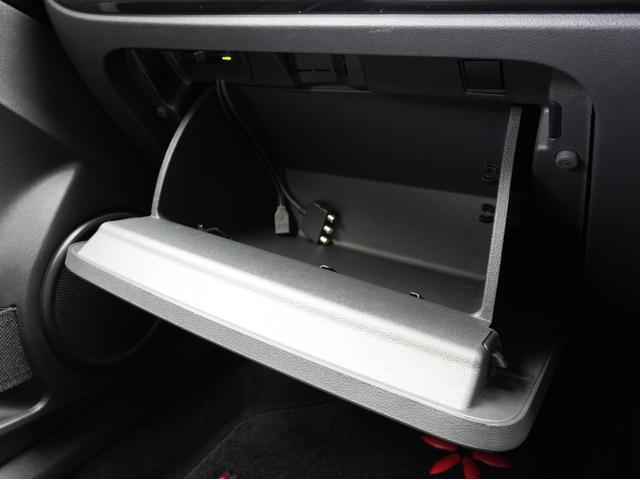 ザ・ビートル デザインマイスター 後期モデル・黒本革シート・プッシュスタート・純正ナビ・フルセグTV・Bluetooth・バックカメラ・BSM・クルーズコントロール・パドルシフト・オートライト・オートエアコン(79枚目)