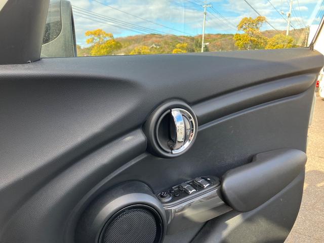 MINI クーパー オートクルーズコントロール アルミホイール スマートキー アイドリングストップ AT 盗難防止システム ABS ESC USB ミュージックプレイヤー接続可 エアコン パワーステアリング(8枚目)