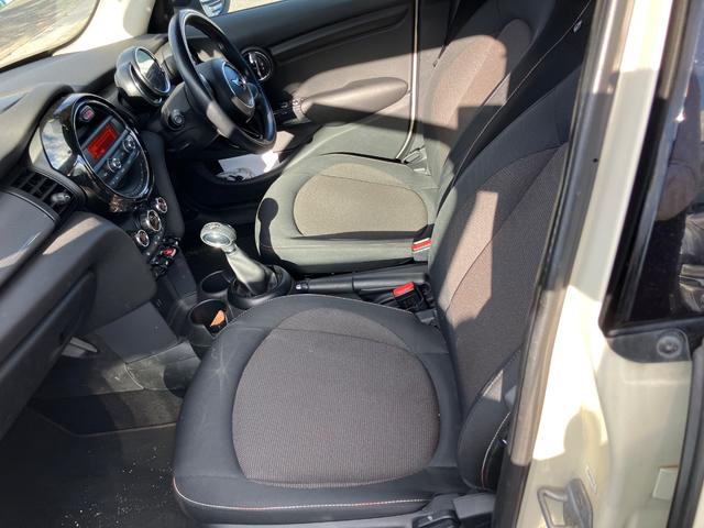 MINI クーパー オートクルーズコントロール アルミホイール スマートキー アイドリングストップ AT 盗難防止システム ABS ESC USB ミュージックプレイヤー接続可 エアコン パワーステアリング(9枚目)