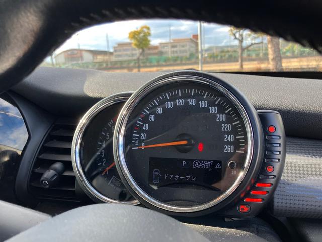 MINI クーパー オートクルーズコントロール アルミホイール スマートキー アイドリングストップ AT 盗難防止システム ABS ESC USB ミュージックプレイヤー接続可 エアコン パワーステアリング(21枚目)