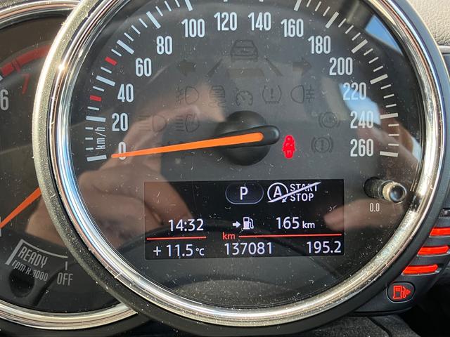 MINI クーパー オートクルーズコントロール アルミホイール スマートキー アイドリングストップ AT 盗難防止システム ABS ESC USB ミュージックプレイヤー接続可 エアコン パワーステアリング(26枚目)