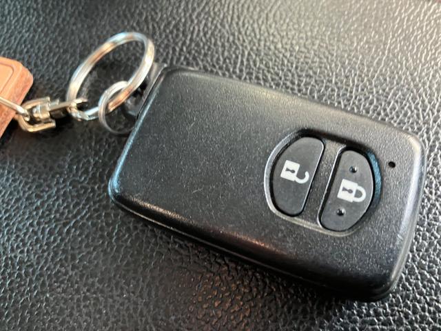 プリウス S ローダウン 外品19インチアルミ 前後ドライブレコーダー ETC バックカメラ ナビ TV オートライト スマートキー 電動格納ミラー 盗難防止システム CD DVD再生 Bluetooth(25枚目)