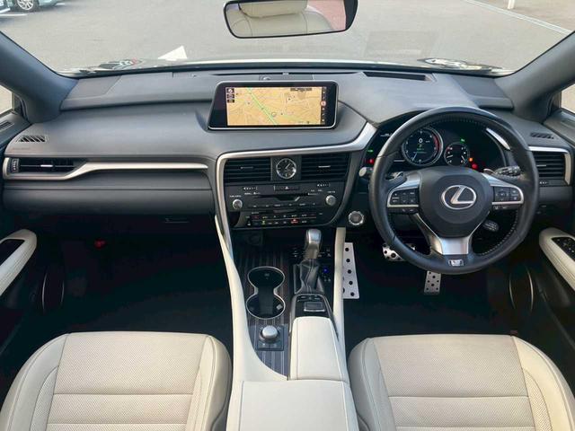 ＲＸ ＲＸ２００ｔ　Ｆスポーツ　メーカーナビ　フルセグＴＶ　ＤＶＤ再生　Ｂｌｕｅｔｏｏｔｈ　全方位カメラ　白レザーシート　エアーシート　前席パワーシート　ＨＵＤ　ＢＳＭ　レーダーＣ　パノラマルーフ　ＥＴＣ２．０　パワーリヤゲート（5枚目）