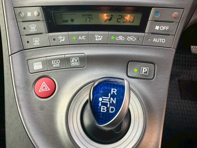 プリウス Ｓ　純正ナビ　フルセグ　ＤＶＤ再生　Ｂｌｕｅｔｏｏｔｈ　Ｂカメラ　ＥＴＣ　キセノンライト　オートライト　ＡＡＣ　サイドＳＲＳ　シートリフター　ＩＳＯＦＩＸ　ステアスイッチ　電格ミラー　ミラーウィンカー（14枚目）