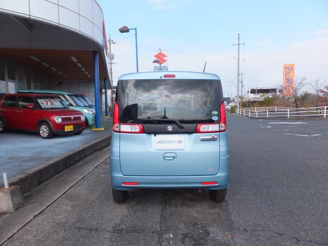 バックカメラ装備★シフト位置をＲに入れるとナビ画面に後ろの映像がうつるので安心して駐車できます！