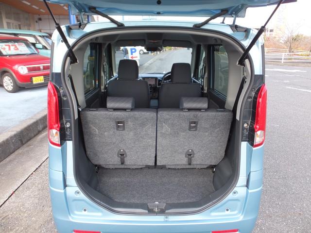 スライドリアシートを前にずらした分だけ、荷物を置ける空間が拡大。お買い物の荷物もたっぷり載せられます。