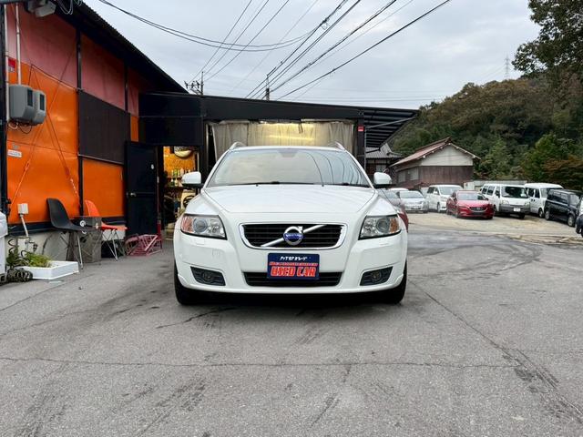 V50 2.0クラシック 革シート サンルーフ パワーシート ETC HDDナビ フルセグTV CD DVD オートエアコン キーレスエントリー AW17インチ クルーズコントロール HIDヘッドライト ルーフレール(2枚目)