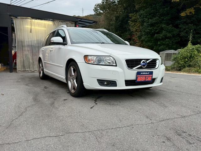 V50 2.0クラシック 革シート サンルーフ パワーシート ETC HDDナビ フルセグTV CD DVD オートエアコン キーレスエントリー AW17インチ クルーズコントロール HIDヘッドライト ルーフレール(3枚目)