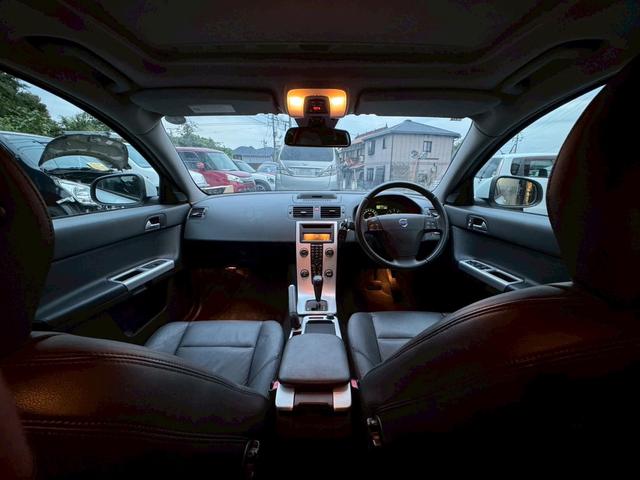 V50 2.0クラシック 革シート サンルーフ パワーシート ETC HDDナビ フルセグTV CD DVD オートエアコン キーレスエントリー AW17インチ クルーズコントロール HIDヘッドライト ルーフレール(4枚目)