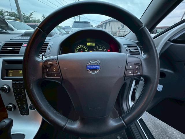 V50 2.0クラシック 革シート サンルーフ パワーシート ETC HDDナビ フルセグTV CD DVD オートエアコン キーレスエントリー AW17インチ クルーズコントロール HIDヘッドライト ルーフレール(5枚目)