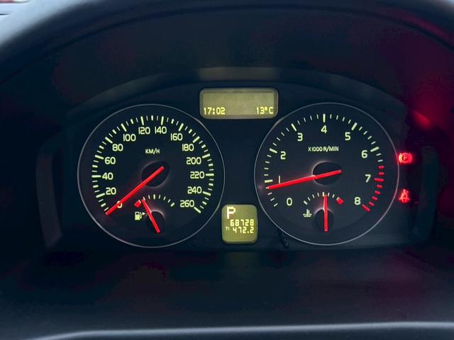 V50 2.0クラシック 革シート サンルーフ パワーシート ETC HDDナビ フルセグTV CD DVD オートエアコン キーレスエントリー AW17インチ クルーズコントロール HIDヘッドライト ルーフレール(13枚目)