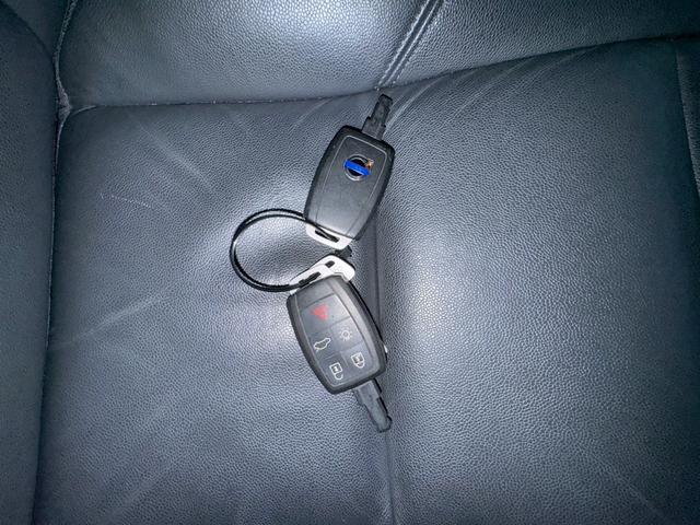 V50 2.0クラシック 革シート サンルーフ パワーシート ETC HDDナビ フルセグTV CD DVD オートエアコン キーレスエントリー AW17インチ クルーズコントロール HIDヘッドライト ルーフレール(14枚目)