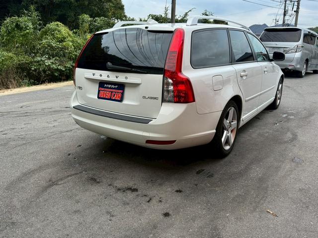 V50 2.0クラシック 革シート サンルーフ パワーシート ETC HDDナビ フルセグTV CD DVD オートエアコン キーレスエントリー AW17インチ クルーズコントロール HIDヘッドライト ルーフレール(21枚目)