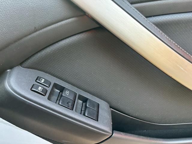 ステージア 250RX 禁煙車 CD HIDヘッドライト オートライト キーレスエントリー AW16インチ パワーウィンドウ パワーステアリング ABS 運転席・助手席エアバック 衝突安全ボディ(8枚目)