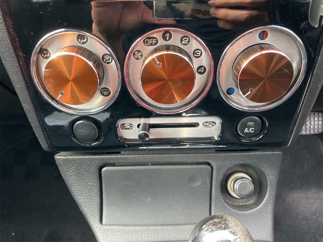 手の届きやすいところで簡単操作ができる空調付き！オールシーズンお好みの温度調節ができます。