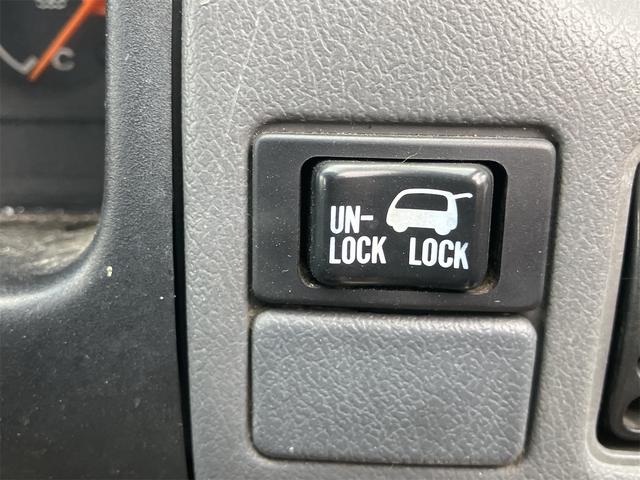 サンバーバン 　４ＷＤ　ＡＴ　両側スライドドア　アルミホイール　エアコン　ＣＤ（5枚目）