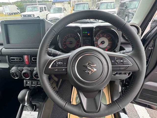 ジムニー ＸＣ　届出済未使用車・禁煙車・　４ＷＤ　クリアランスソナー　オートクルーズコントロール　レーンアシスト　衝突被害軽減システム　オートライト　ＬＥＤヘッドランプ　ヘッドライトウォッシャー　スマートキー　アイドリングストップ（2枚目）