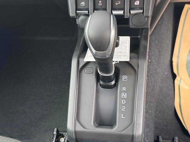 ジムニー ＸＣ　届出済未使用車・禁煙車・　４ＷＤ　クリアランスソナー　オートクルーズコントロール　レーンアシスト　衝突被害軽減システム　オートライト　ＬＥＤヘッドランプ　ヘッドライトウォッシャー　スマートキー　アイドリングストップ（5枚目）