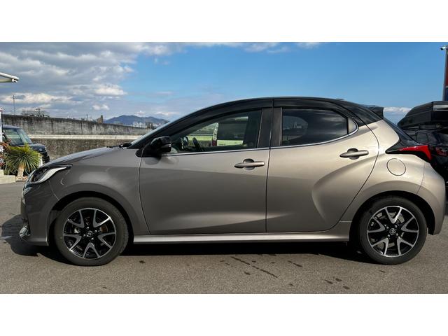 ヤリス ハイブリッドＺ　ワンオーナー／パノラミックビューモニター／前席シートヒーター／ＡＭ　ＦＭラジオ／Ｂｌｕｅｔｏｏｔｈ接続／ＥＴＣビルトインタイプ／ドライブレコーダー前後付き／タイヤパンク修理キット／ＵＳＢポート（4枚目）