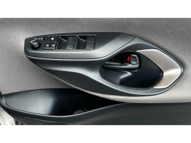 ヤリス ハイブリッドＺ　ワンオーナー／パノラミックビューモニター／前席シートヒーター／ＡＭ　ＦＭラジオ／Ｂｌｕｅｔｏｏｔｈ接続／ＥＴＣビルトインタイプ／ドライブレコーダー前後付き／タイヤパンク修理キット／ＵＳＢポート（10枚目）