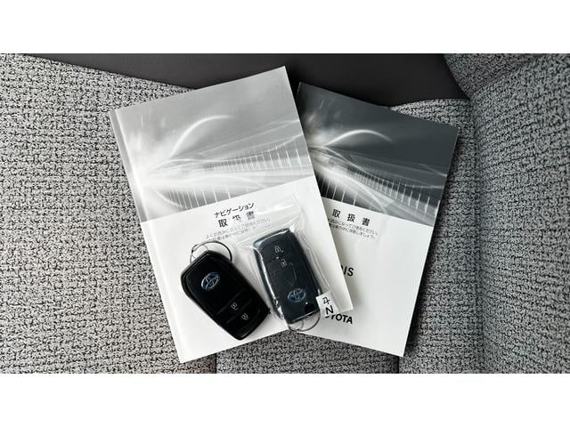 ヤリス ハイブリッドＺ　ワンオーナー／パノラミックビューモニター／前席シートヒーター／ＡＭ　ＦＭラジオ／Ｂｌｕｅｔｏｏｔｈ接続／ＥＴＣビルトインタイプ／ドライブレコーダー前後付き／タイヤパンク修理キット／ＵＳＢポート（52枚目）