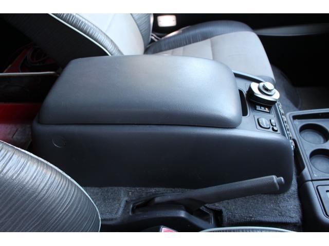 ハイエースワゴン 　フルエアロ　ワイパーガード　リアウイング　オーバーフェンダー　深リムホイール　ラウンジ仕様　ベットキット　ウッドハンドル　ディーゼルターボ　ナビ　ＥＴＣ　ワイドスライドヒンジ（46枚目）