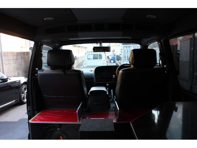 ハイエースワゴン 　フルエアロ　ワイパーガード　リアウイング　オーバーフェンダー　深リムホイール　ラウンジ仕様　ベットキット　ウッドハンドル　ディーゼルターボ　ナビ　ＥＴＣ　ワイドスライドヒンジ（47枚目）