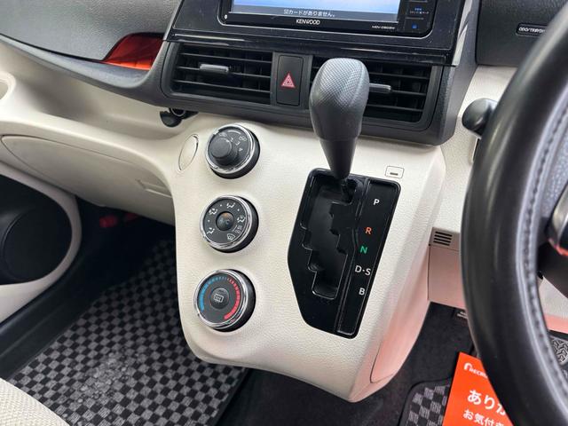 シエンタ Ｘ　ＥＴＣ　バックカメラ　電動スライドドア　キーレスエントリー　アイドリングストップ　後席モニター　３列シート　ＣＶＴ　衝突安全ボディ　ＡＢＳ　ＥＳＣ　エアコン　パワーステアリング　パワーウィンドウ（8枚目）