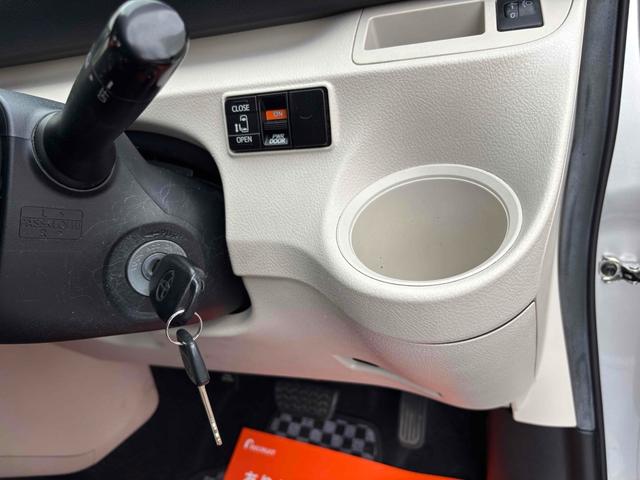 シエンタ Ｘ　ＥＴＣ　バックカメラ　電動スライドドア　キーレスエントリー　アイドリングストップ　後席モニター　３列シート　ＣＶＴ　衝突安全ボディ　ＡＢＳ　ＥＳＣ　エアコン　パワーステアリング　パワーウィンドウ（9枚目）
