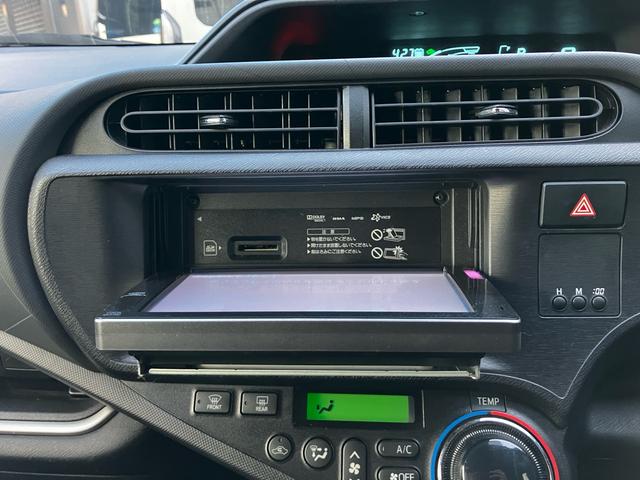 アクア Ｇブラックソフトレザーセレクション　バックカメラ　オートエアコン　スマートキー　オートライト　電動格納ミラー　ＡＢＳ　横滑り防止装置　パワーウィンドウ　パワーステアリング　アイドリングストップ　運転席・助手席エアバック（6枚目）