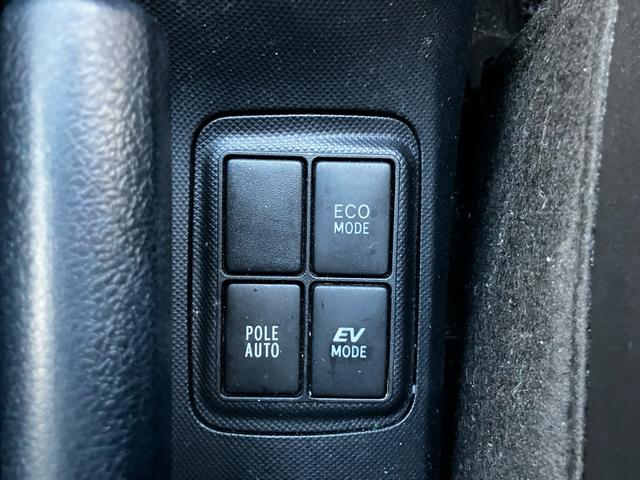 アクア Ｇブラックソフトレザーセレクション　バックカメラ　オートエアコン　スマートキー　オートライト　電動格納ミラー　ＡＢＳ　横滑り防止装置　パワーウィンドウ　パワーステアリング　アイドリングストップ　運転席・助手席エアバック（12枚目）