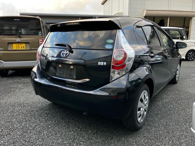 アクア Ｇブラックソフトレザーセレクション　バックカメラ　オートエアコン　スマートキー　オートライト　電動格納ミラー　ＡＢＳ　横滑り防止装置　パワーウィンドウ　パワーステアリング　アイドリングストップ　運転席・助手席エアバック（27枚目）