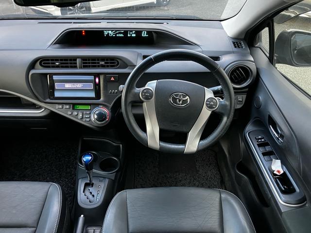 アクア Ｇブラックソフトレザーセレクション　バックカメラ　オートエアコン　スマートキー　オートライト　電動格納ミラー　ＡＢＳ　横滑り防止装置　パワーウィンドウ　パワーステアリング　アイドリングストップ　運転席・助手席エアバック（31枚目）