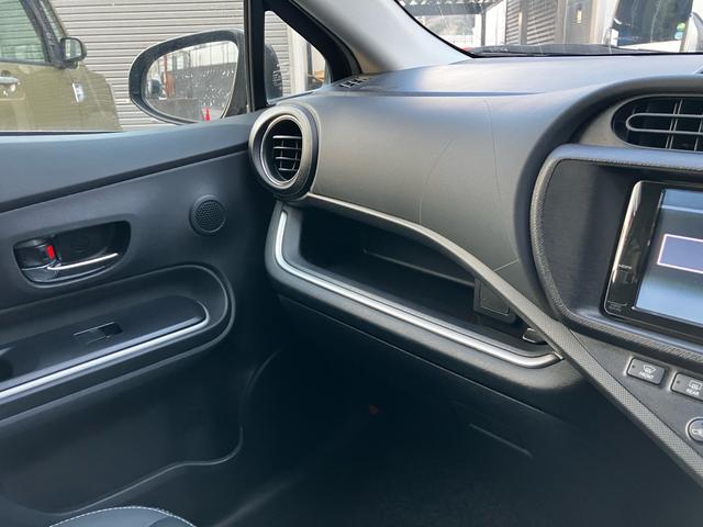 アクア Ｇブラックソフトレザーセレクション　バックカメラ　オートエアコン　スマートキー　オートライト　電動格納ミラー　ＡＢＳ　横滑り防止装置　パワーウィンドウ　パワーステアリング　アイドリングストップ　運転席・助手席エアバック（32枚目）