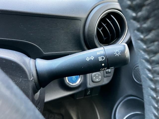 アクア Ｇブラックソフトレザーセレクション　バックカメラ　オートエアコン　スマートキー　オートライト　電動格納ミラー　ＡＢＳ　横滑り防止装置　パワーウィンドウ　パワーステアリング　アイドリングストップ　運転席・助手席エアバック（37枚目）