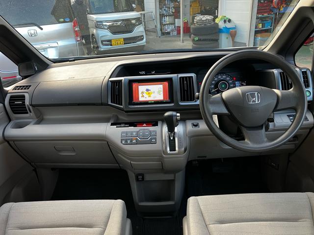 ステップワゴン Ｇ　Ｌパッケージ　８人乗り　両側電動スライドドア　ＥＴＣ　ナビ　後席モニター　バックカメラ　フルセグＴＶ　Ｂｌｕｅｔｏｏｔｈ　ＣＤ　ＤＶＤ　オートエアコン　スマートキー　電動格納ミラー　ＡＷ１５インチ（4枚目）