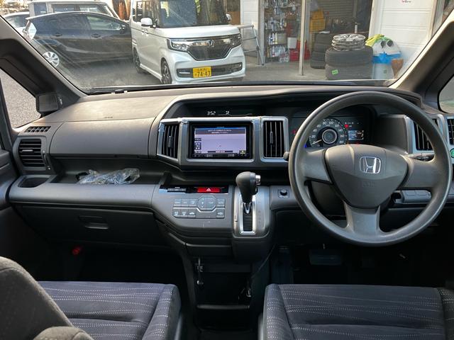 ステップワゴン Ｇ　ＨＩＤエディション　８人乗り　両側電動スライドドア　ＥＴＣ　ナビ　後席モニター　フルセグＴＶ　Ｂｌｕｅｔｏｏｔｈ　ＣＤ　ＤＶＤ　ＨＩＤヘッドライト　スマートキー　オートエアコン　電動格納ミラー　３列シート（4枚目）