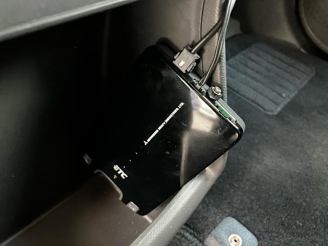 ステップワゴン Ｇ　ＨＩＤエディション　８人乗り　両側電動スライドドア　ＥＴＣ　ナビ　後席モニター　フルセグＴＶ　Ｂｌｕｅｔｏｏｔｈ　ＣＤ　ＤＶＤ　ＨＩＤヘッドライト　スマートキー　オートエアコン　電動格納ミラー　３列シート（5枚目）