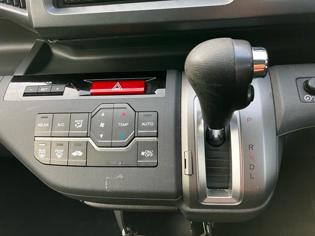 ステップワゴン Ｇ　ＨＩＤエディション　８人乗り　両側電動スライドドア　ＥＴＣ　ナビ　後席モニター　フルセグＴＶ　Ｂｌｕｅｔｏｏｔｈ　ＣＤ　ＤＶＤ　ＨＩＤヘッドライト　スマートキー　オートエアコン　電動格納ミラー　３列シート（14枚目）