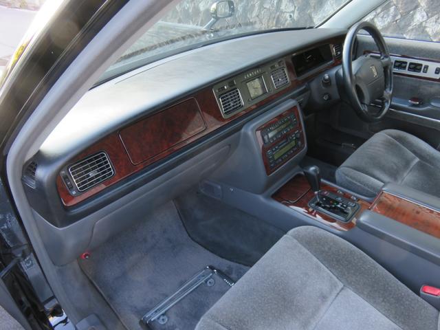 センチュリー 　公用車ワンオーナー　ロイヤルタイプレースハーフシートカバー　プレステージタイプフロアマット　唐草模様モチーフサイド＆リヤ電動カーテン　ウールファブリック前後ヒーター付パワーシート　トヨタディーラー整備（8枚目）