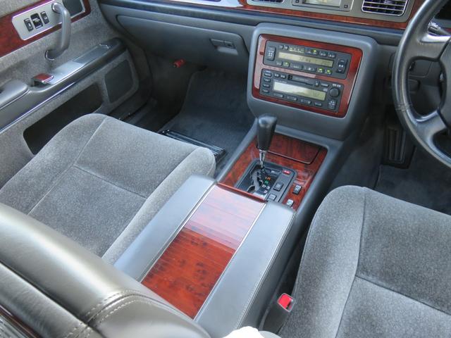 センチュリー 　公用車ワンオーナー　ロイヤルタイプレースハーフシートカバー　プレステージタイプフロアマット　唐草模様モチーフサイド＆リヤ電動カーテン　ウールファブリック前後ヒーター付パワーシート　トヨタディーラー整備（20枚目）