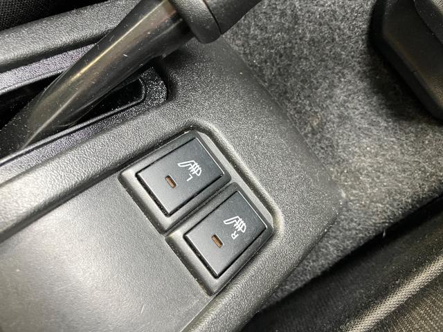 座席のシートを温めるシートヒーター！その温かさは一度経験したら欠かすことができません！エアコンで乾燥しやすい車内も防ぐ事ができます！