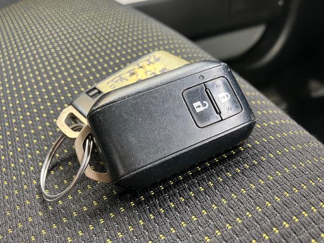 スマートエントリーキーシステムです。鍵を持っていればドアロック、解除、エンジン始動も楽チンです。イチイチ鍵を出す手間も無くなりますよ。悪天候時にも重宝しますね。