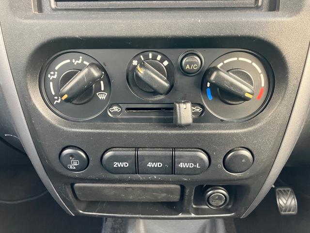 ジムニー ＸＣ　リフトアップ　社外マフラー　社外１６インチアルミ　社外ステアリング　５速ＭＴ　新品Ｂｌｕｅｔｏｏｔｈオーディオ　キーレス（5枚目）