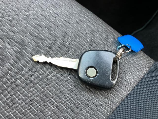 ジムニー ＸＣ　リフトアップ　社外マフラー　社外１６インチアルミ　社外ステアリング　５速ＭＴ　新品Ｂｌｕｅｔｏｏｔｈオーディオ　キーレス（9枚目）