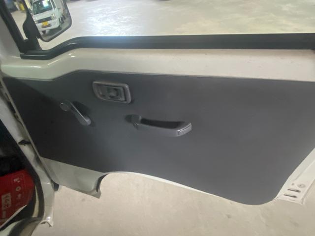ハイゼットトラック スペシャル　４ＷＤ　エアコン　パワステ　５速　走行４．７万キロ　車検Ｒ９年４月有り　荷台マット　貨物用ラグタイヤ　　修復歴なし（17枚目）