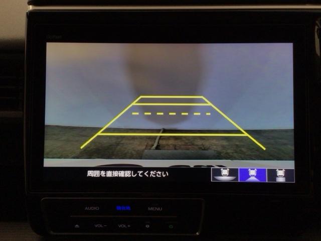 【バックカメラ】運転が苦手な方も車庫入れラクラクです！ギアをリバースに入れれば自動的に切り換わりますので、面倒な操作は不要です♪狭い駐車場もお車を傷つけず安心ですね！